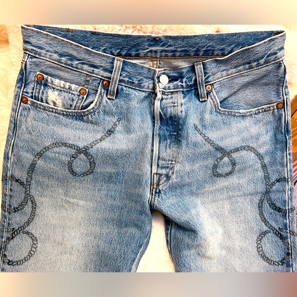 Unique LEVI’s 501 perfectly soft worn in sz 29 x 28 lasso painted stitch Western - Picture 1 of 8